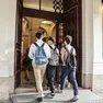Studenti all’ingresso di un istituto superiore. Alcuni di loro, quest’anno, hanno rifiutato l’orale della Maturità in segno di protesta. Una professoressa prende le loro difese in una lettera durissima contro il sistema scolastico