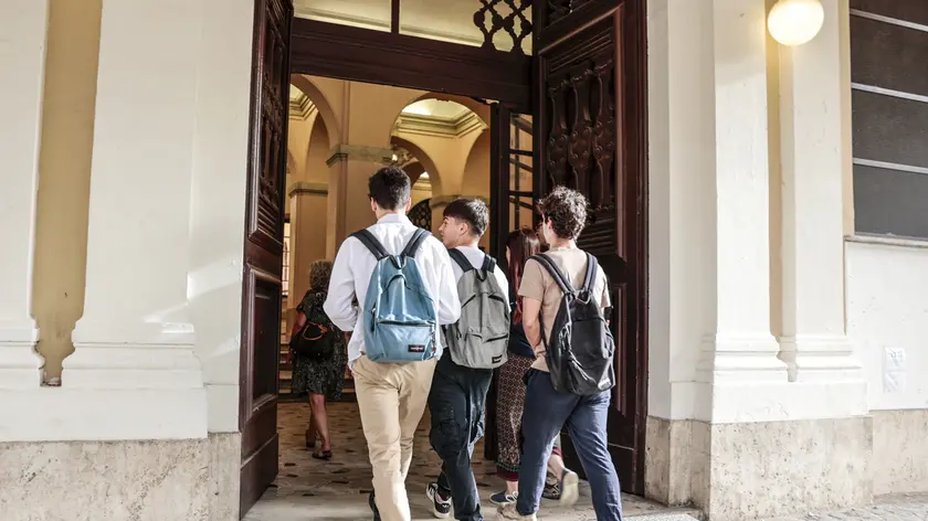Studenti all’ingresso di un istituto superiore. Alcuni di loro, quest’anno, hanno rifiutato l’orale della Maturità in segno di protesta. Una professoressa prende le loro difese in una lettera durissima contro il sistema scolastico