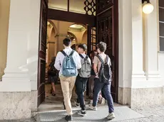 Studenti all’ingresso di un istituto superiore. Alcuni di loro, quest’anno, hanno rifiutato l’orale della Maturità in segno di protesta. Una professoressa prende le loro difese in una lettera durissima contro il sistema scolastico