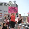Una fan fuori dallo stadio Rocco prima del concerto di Robbie Williams (Lasorte)
