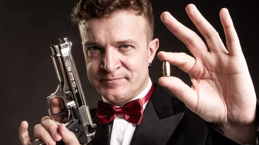 Alex Cendron in scena con il suo nuovo spettacolo Bullet Catch
