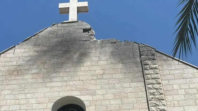 Una immagine della chiesa della Sacra famiglia a Gaza mostra i danni dopo l'attacco che ha provocato due morti e 11 feriti. Ferito anche padre Gabriel Romanelli, il parroco