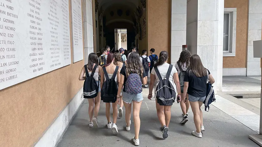 Alcune studentesse, nel cortile nuovo del palazzo del Bo, a Padova