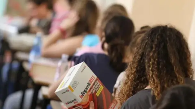 Alcuni studenti impegnati nell'esame di maturità (foto d'archivio)