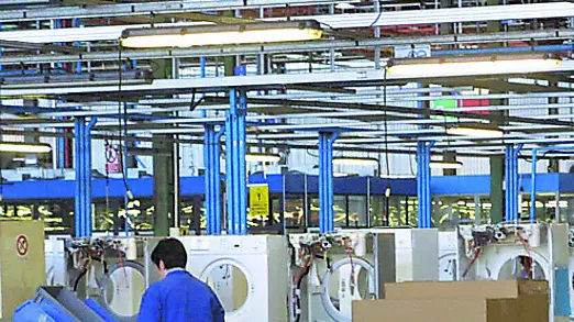 Un addetto al lavoro nello stabilimento Electrolux di Porcia