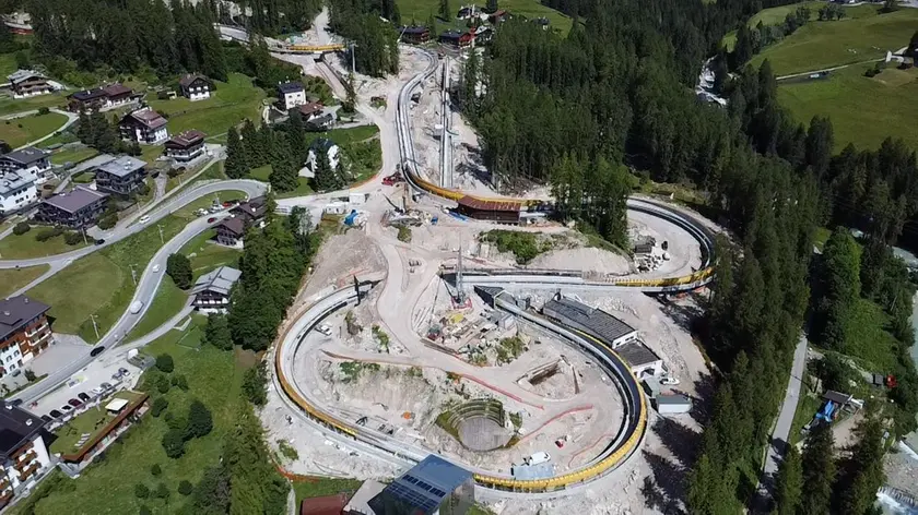 Gli edifici di partenza e arrivo della pista da bob di Cortina