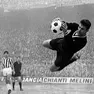 Roberto Anzolin nella storica parata tra i pali della Juventus (anno 1965)