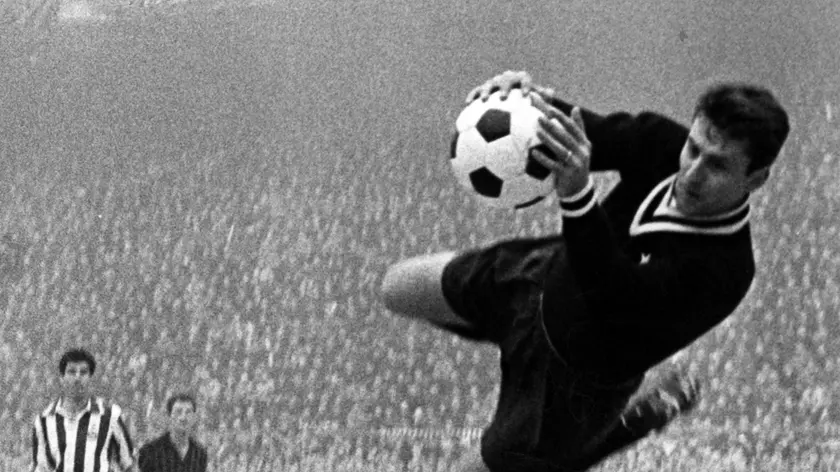 Roberto Anzolin nella storica parata tra i pali della Juventus (anno 1965)