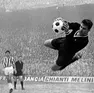 Roberto Anzolin nella storica parata tra i pali della Juventus (anno 1965)