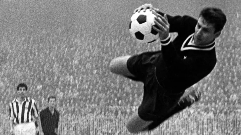 Roberto Anzolin nella storica parata tra i pali della Juventus (anno 1965)