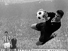 Roberto Anzolin nella storica parata tra i pali della Juventus (anno 1965)
