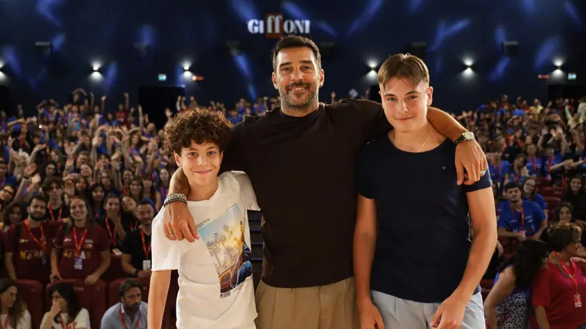 Edoardo Leo al centro, con Mattia Piccoli (a destra) e Javier Leoni (a sinistra)