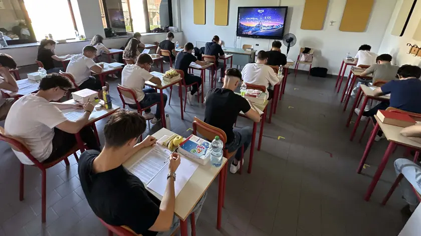 Studenti mentre sostengono l’esame di maturità