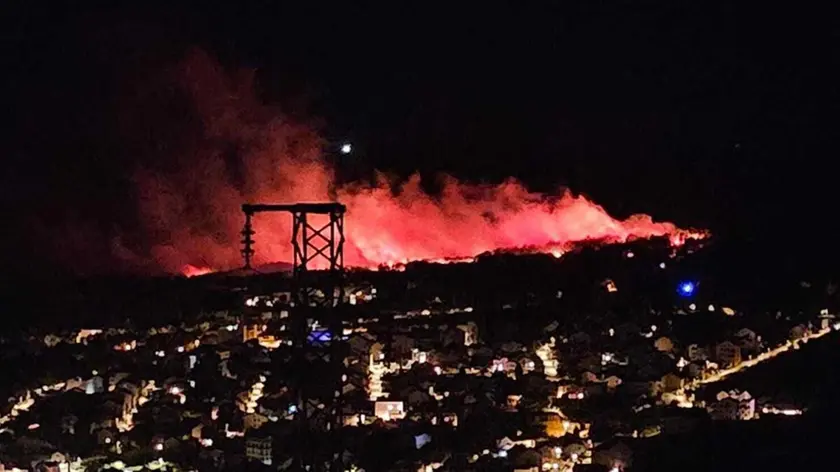 Un’immagine notturna dell’incendio di Brazza della settimana scorsa. foto Novi list