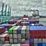 Container e ciminiere al porto di Rotterdam (foto Agf)