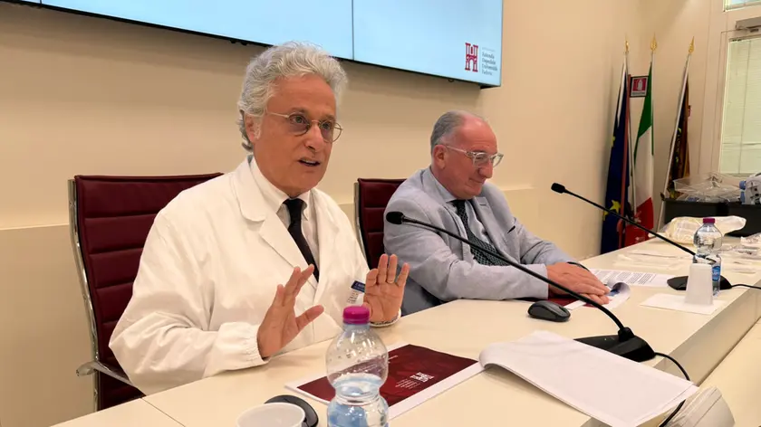 Il professor Franco Bassetto, direttore dell'Uoc di Chirurgia plastica di Padova con il dg Giuseppe Dal Ben