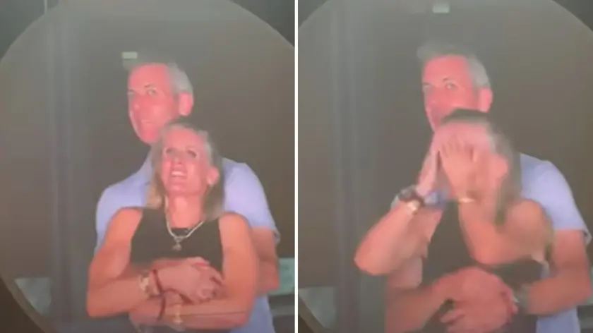 Il momento in cui i due manager vengono inquadrati al concerti dei Coldplay