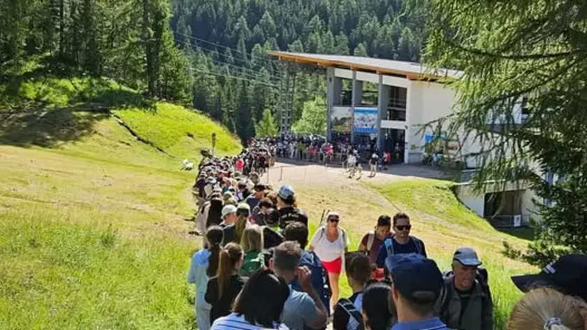 Turisti in coda per salire sul Seceda