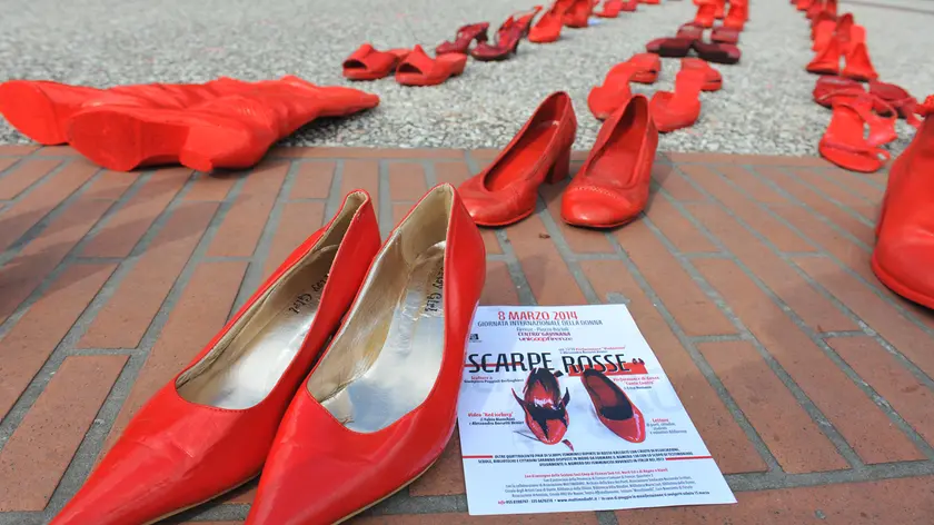 Le scarpe rosse sono il simbolo della protesta contro il "femminicidio "