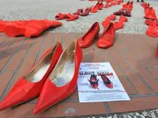 Le scarpe rosse sono il simbolo della protesta contro il "femminicidio "
