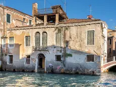 Palazzo San Pantalon con il murale di Banksy prima del distacco