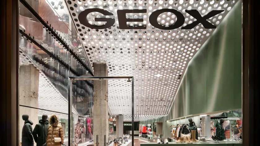 La vetrina di un negozio Geox
