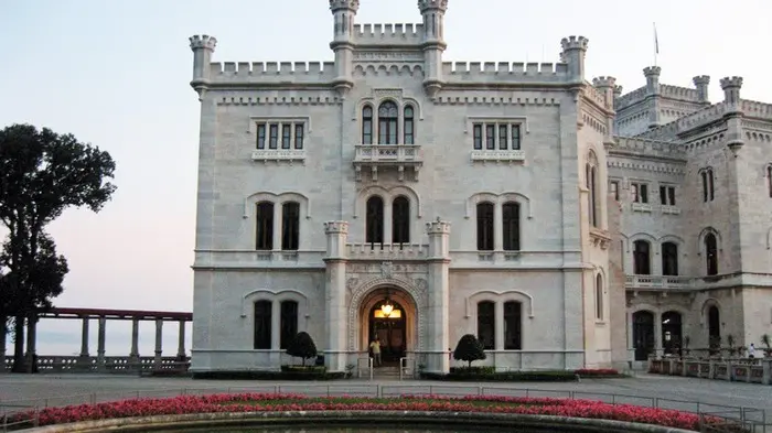 Al castello di Miramare, a Trieste, i sentieri sono riqualificati con un mix di scarti dei cementifici
