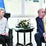 La stretta di mano tra la presidente della Commissione europea e il presidente americano