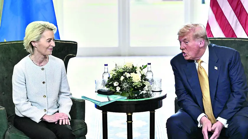 La stretta di mano tra la presidente della Commissione europea e il presidente americano