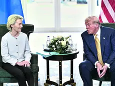 La stretta di mano tra la presidente della Commissione europea e il presidente americano