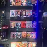 Una bacheca con i cimeli di Trump raccolta da Andres Serrano (foto andresserrano.org)
