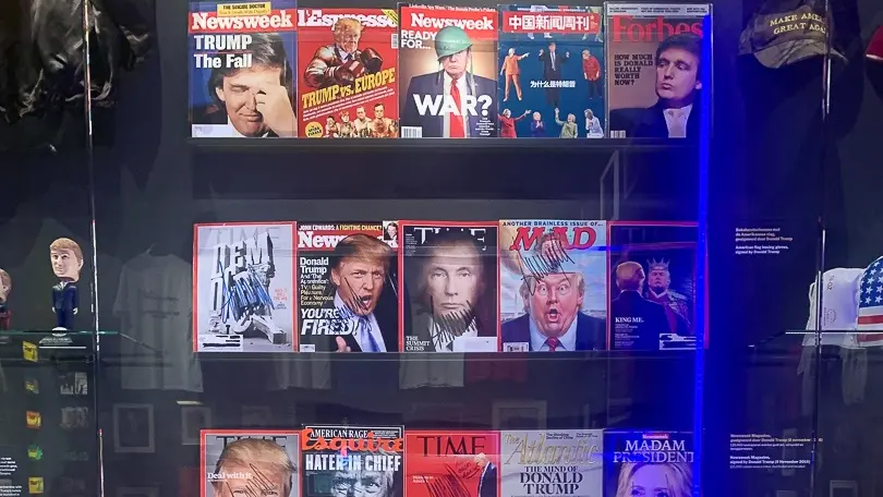 Una bacheca con i cimeli di Trump raccolta da Andres Serrano (foto andresserrano.org)