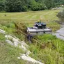 La falciatrice anfibia al lavoro nel lago di Alleghe: taglia le alghe e le porta a riva