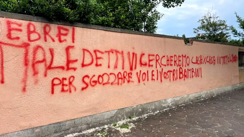 La scritta comparsa il 14 maggio scorso sul muro del galoppatoio al Lido di Venezia