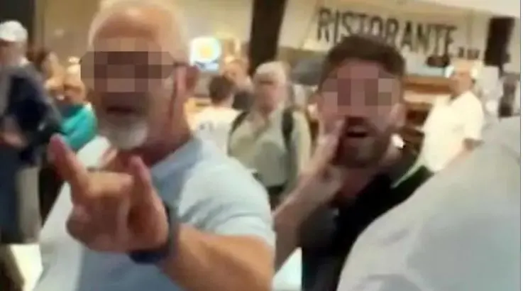 Un fotogramma del video dell’aggressione ai danni della famiglia ebraica francese all’autogrill di Lainate