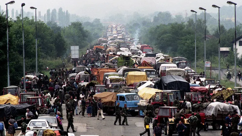 L'esodo dei cittadini serbi in fuga dopo l'Operazione tempesta del 1995 (Foto Vecernje Novosti) )