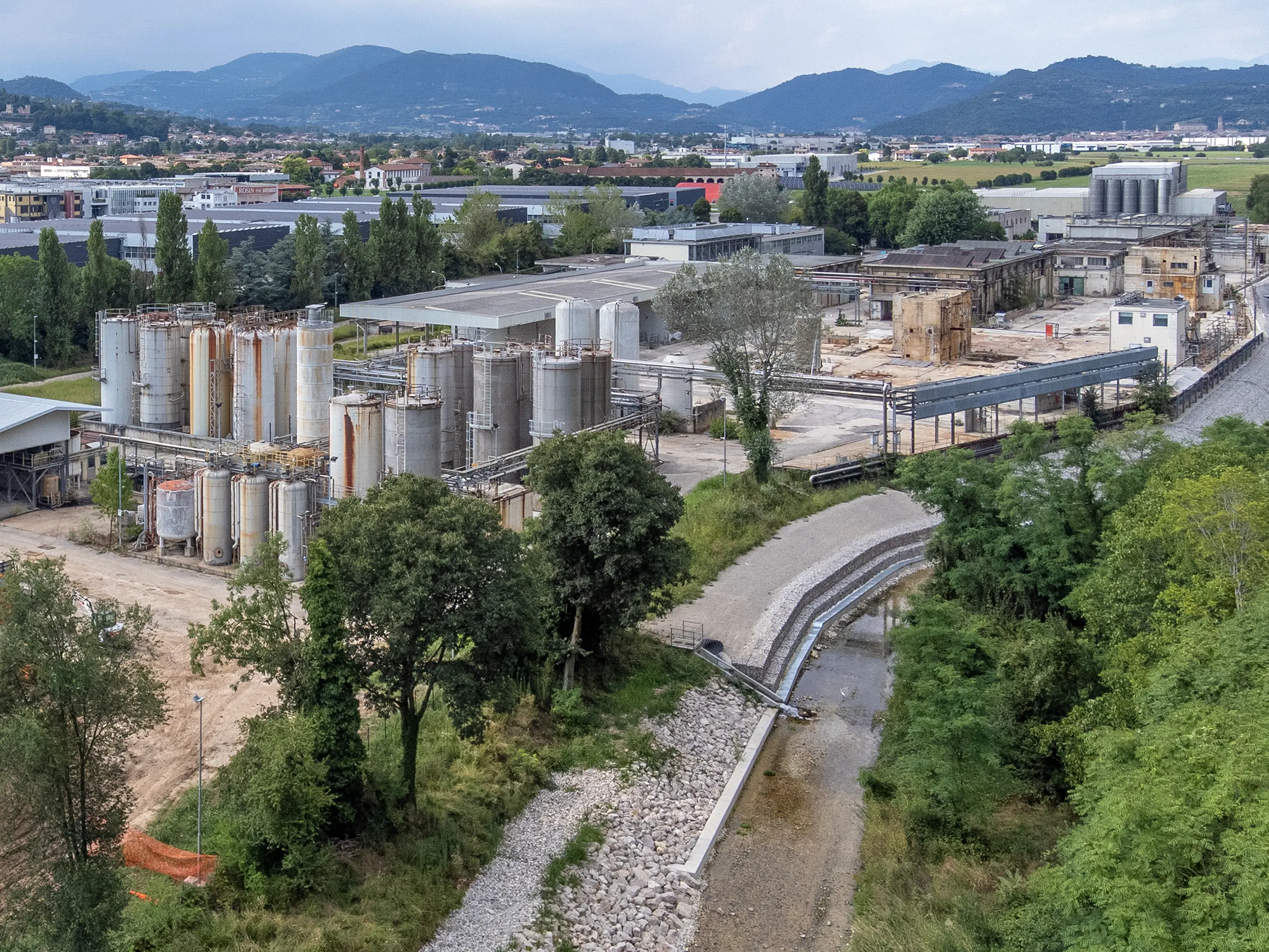 Una veduta dall'alto della Miteni di Trissino dove è in corso un intervento per evitare lo sversamento dei Pfas (ph Macca)