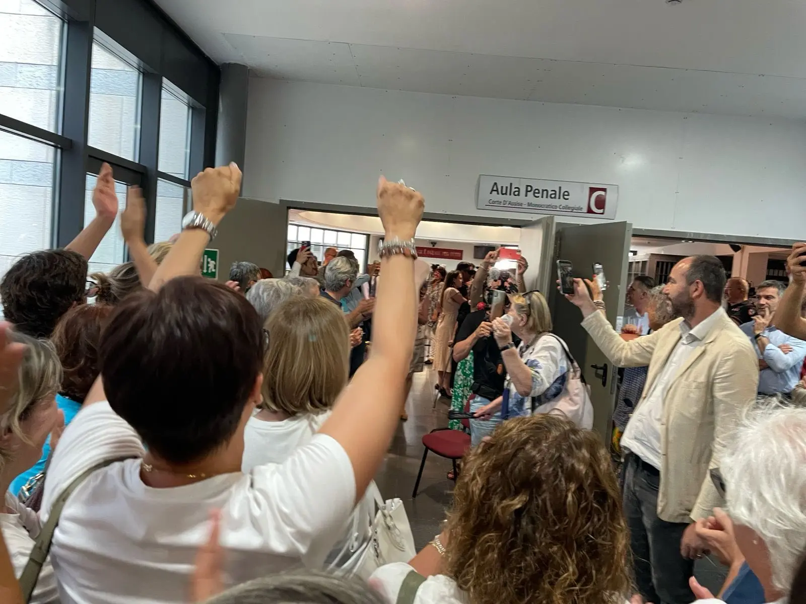 L'esultanza alla pronuncia della sentenza contro Miteni