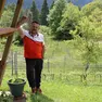 Roberto Baldovin nel vigneto da cui è partito a Forni di Sopra a quota 837 sul livello del mare