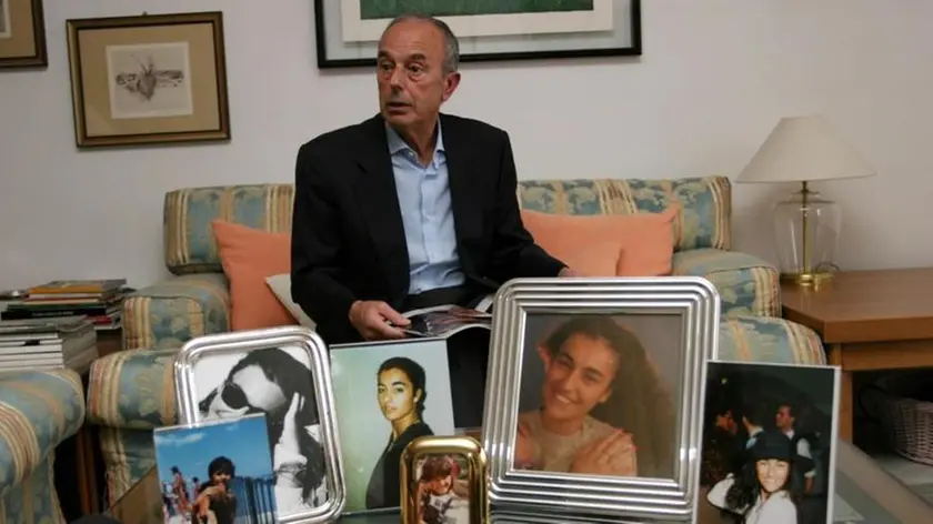 Beppino Englaro in casa con alcune foto di sua figlia Eluana (Foto Bolzoni)