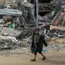 Un bimbo nella distruzione della Striscia di Gaza