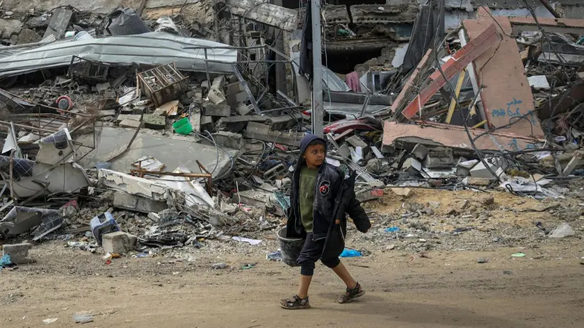 Un bimbo nella distruzione della Striscia di Gaza