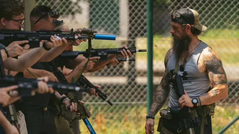 Luka Debeljak, ex componente delle forze speciali slovene, alle prese con l’addestramento militare