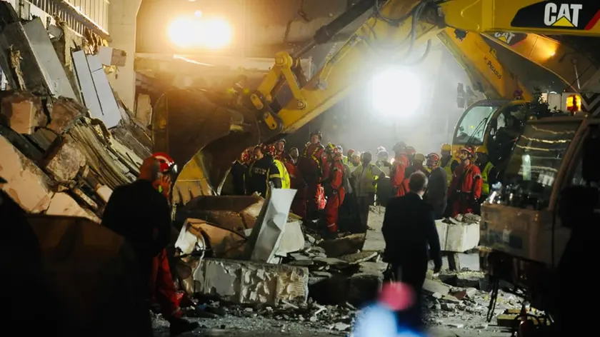 I soccorsi dopo la strage causata dalla caduta della pensilina