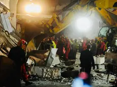 I soccorsi dopo la strage causata dalla caduta della pensilina