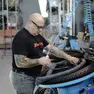 Un operaio al lavoro su una linea di produzione di bici della Fantic