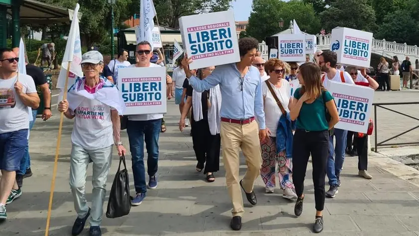 I manifestanti a Venezia alla consegna delle firme per la legge sul fine vita