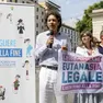 Marco Cappato durante la raccolta firme per la legge sul fine vita promossa dall'Associazione Luca Coscioni