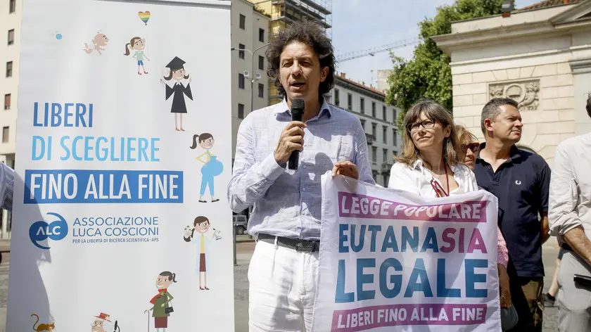 Marco Cappato durante la raccolta firme per la legge sul fine vita promossa dall'Associazione Luca Coscioni