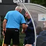 Il momento in cui il guardalinee arrivato dalla Germania invita l’allenatore dei portieri a usare solo il tedesco